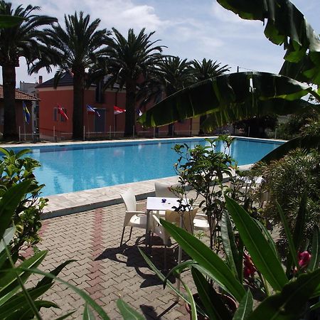 Riviera Apartments Pietra Ligure Bagian luar foto