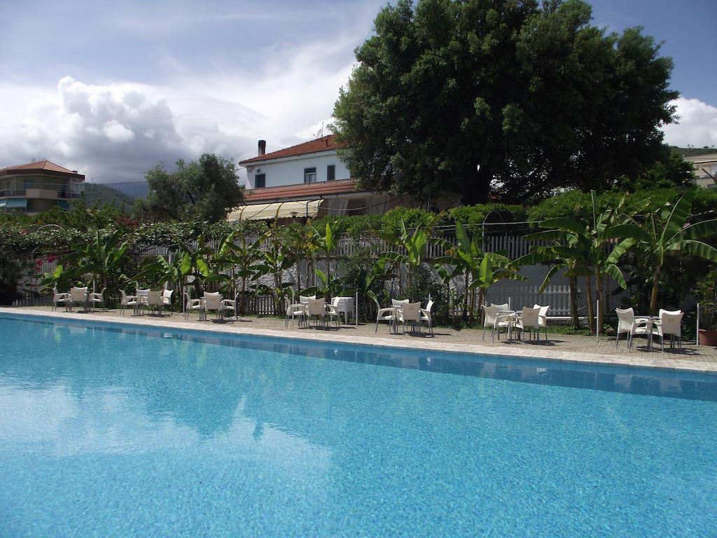 Riviera Apartments Pietra Ligure Bagian luar foto