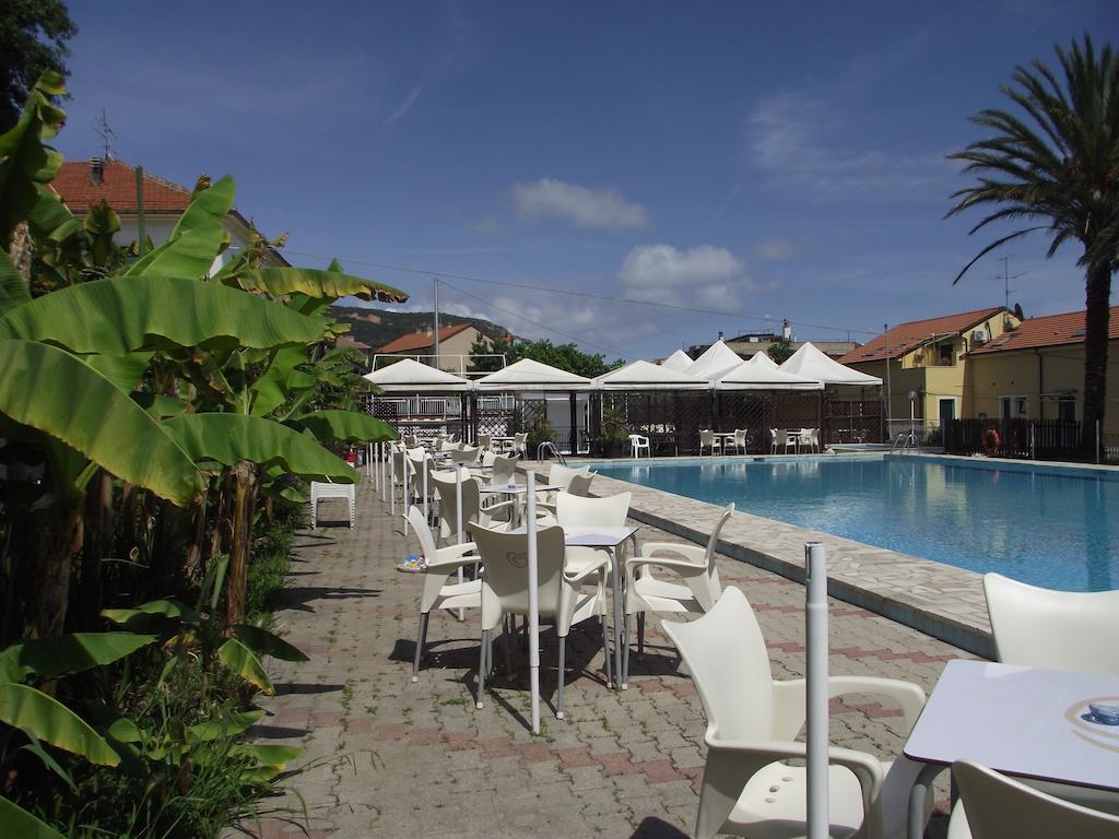 Riviera Apartments Pietra Ligure Bagian luar foto