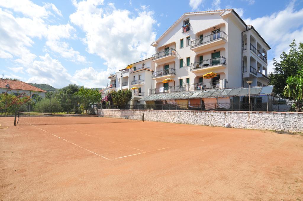 Riviera Apartments Pietra Ligure Bagian luar foto