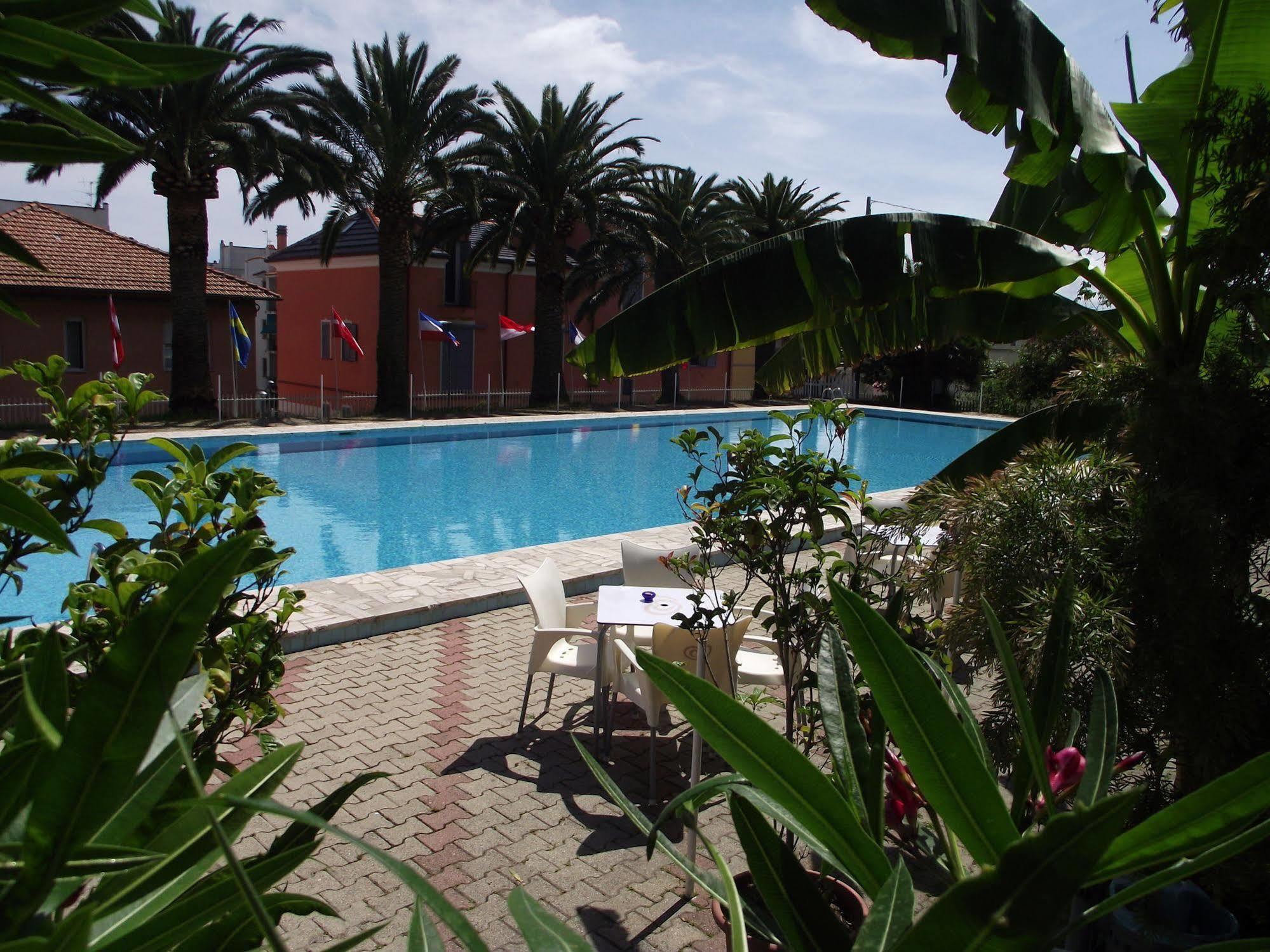 Riviera Apartments Pietra Ligure Bagian luar foto